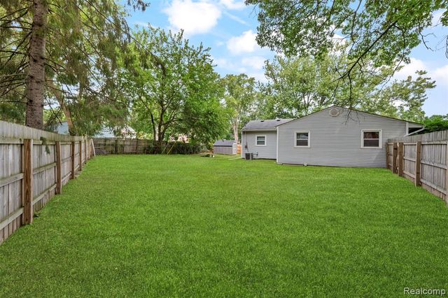 129 E Beechdale Street, Commerce Twp, MI 48382