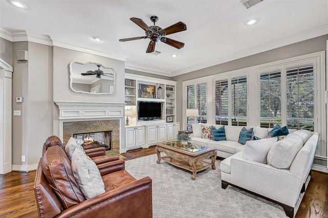 110 Century Drive, Friendswood, TX 77546