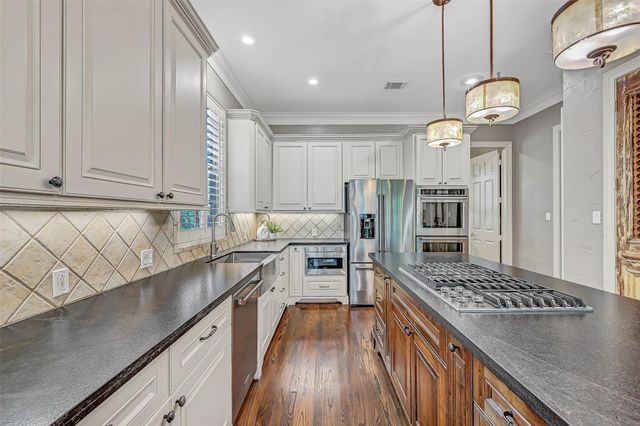 110 Century Drive, Friendswood, TX 77546