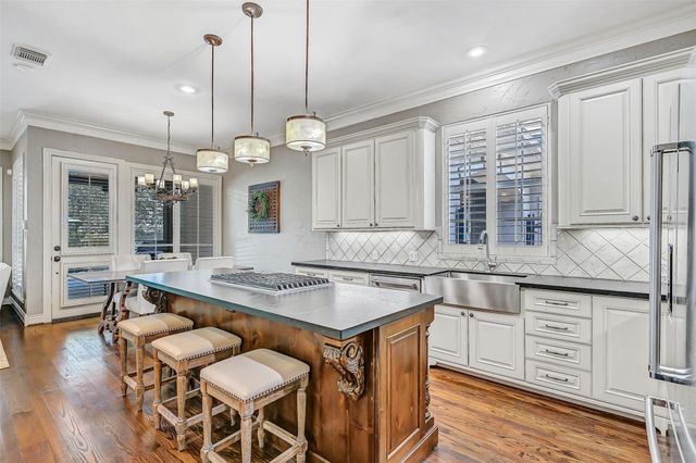 110 Century Drive, Friendswood, TX 77546