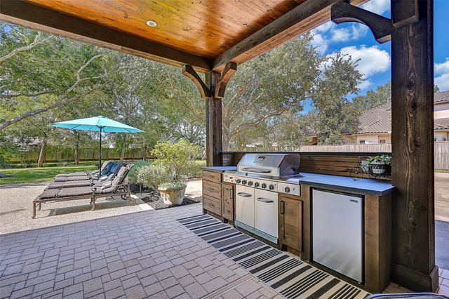 110 Century Drive, Friendswood, TX 77546