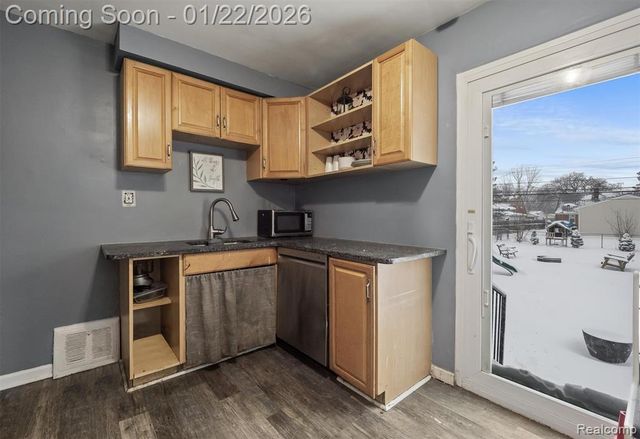 29820 Quinkert Street, Roseville, MI 48066