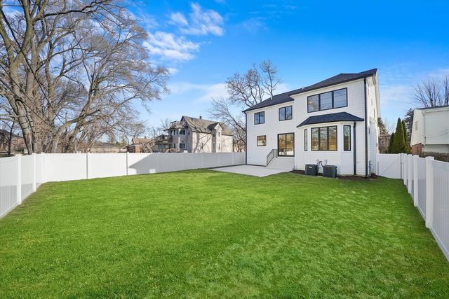 622 S Euclid Avenue, Elmhurst, IL 60126