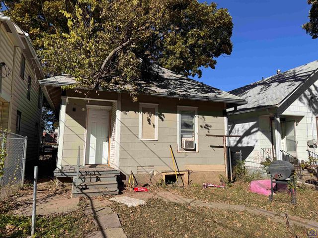 216 SE Lake St, Topeka, KS 66607