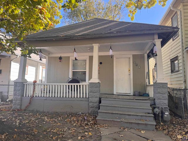 216 SE Lake St, Topeka, KS 66607