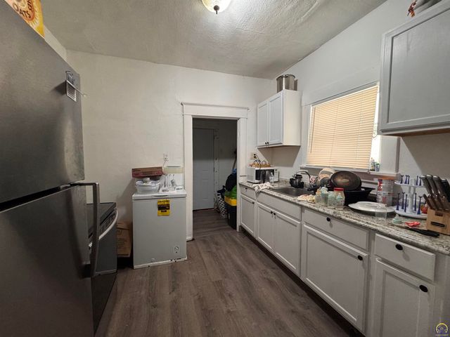 216 SE Lake St, Topeka, KS 66607