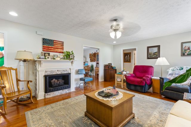 493 Maple Springs Rd, Manchester, TN 37355