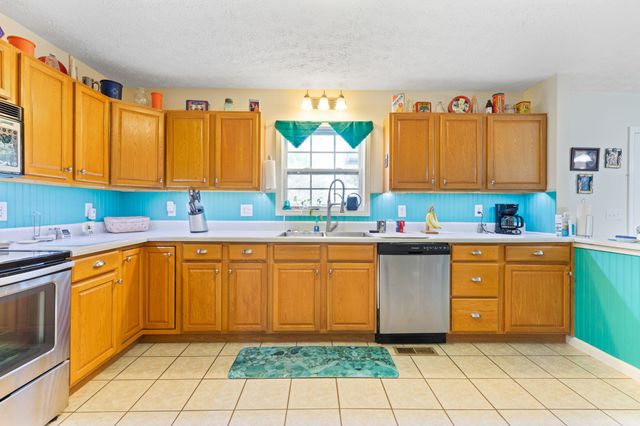 493 Maple Springs Rd, Manchester, TN 37355