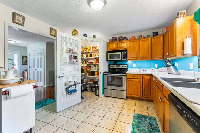 493 Maple Springs Rd, Manchester, TN 37355