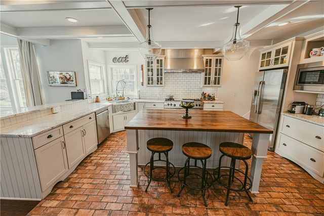 30 Harwood Lane, Pittsford, NY 14445