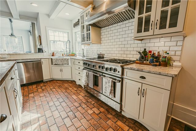 30 Harwood Lane, Pittsford, NY 14445
