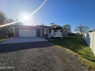 106 Robles Ct, Wapato, WA 98951