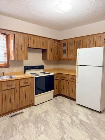 1017 E 14th Street, Pittsburg, KS 66762