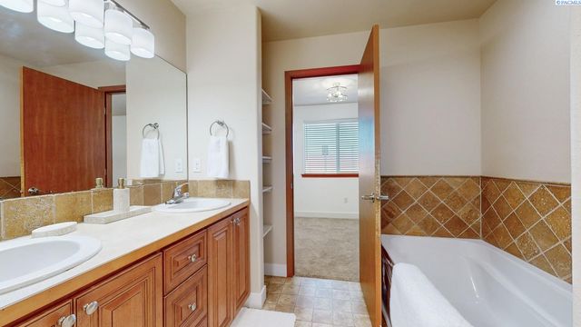 48 S Dawes Street, Kennewick, WA 99336