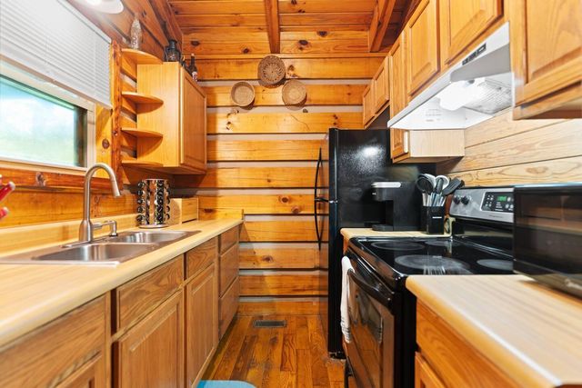 646 Right Fork Fixer Road, Zoe, KY 41397