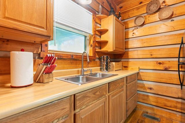 646 Right Fork Fixer Road, Zoe, KY 41397