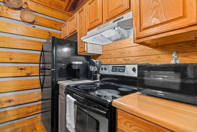 646 Right Fork Fixer Road, Zoe, KY 41397