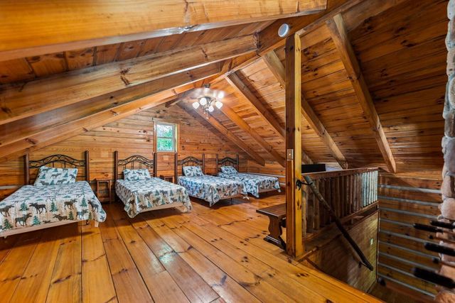 646 Right Fork Fixer Road, Zoe, KY 41397