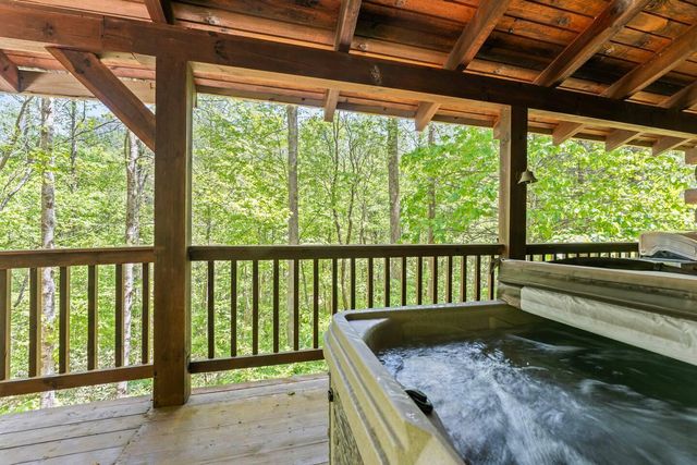 646 Right Fork Fixer Road, Zoe, KY 41397