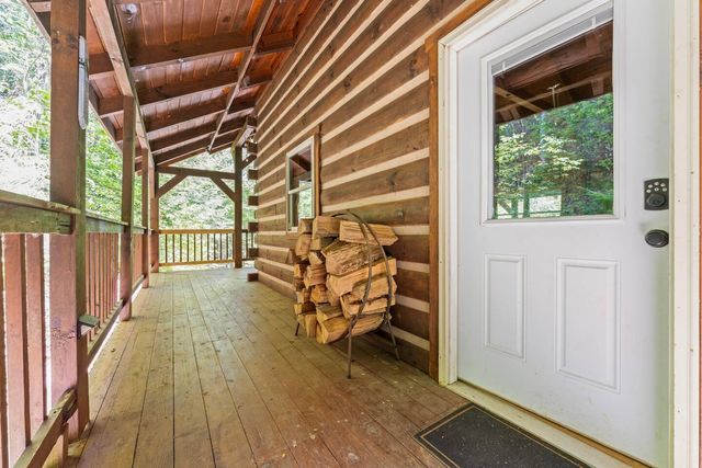 646 Right Fork Fixer Road, Zoe, KY 41397