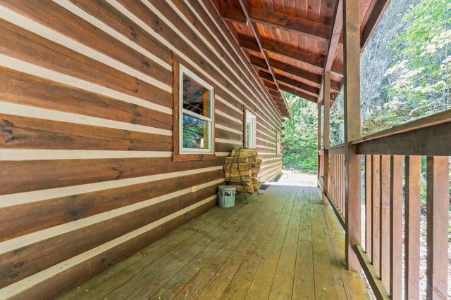 646 Right Fork Fixer Road, Zoe, KY 41397