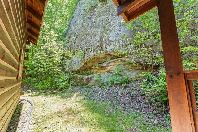 646 Right Fork Fixer Road, Zoe, KY 41397