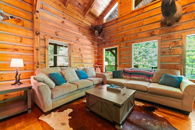 646 Right Fork Fixer Road, Zoe, KY 41397