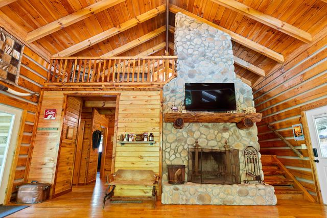 646 Right Fork Fixer Road, Zoe, KY 41397