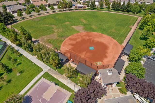 2439 Appleleaf Ln, Manteca, CA 95336