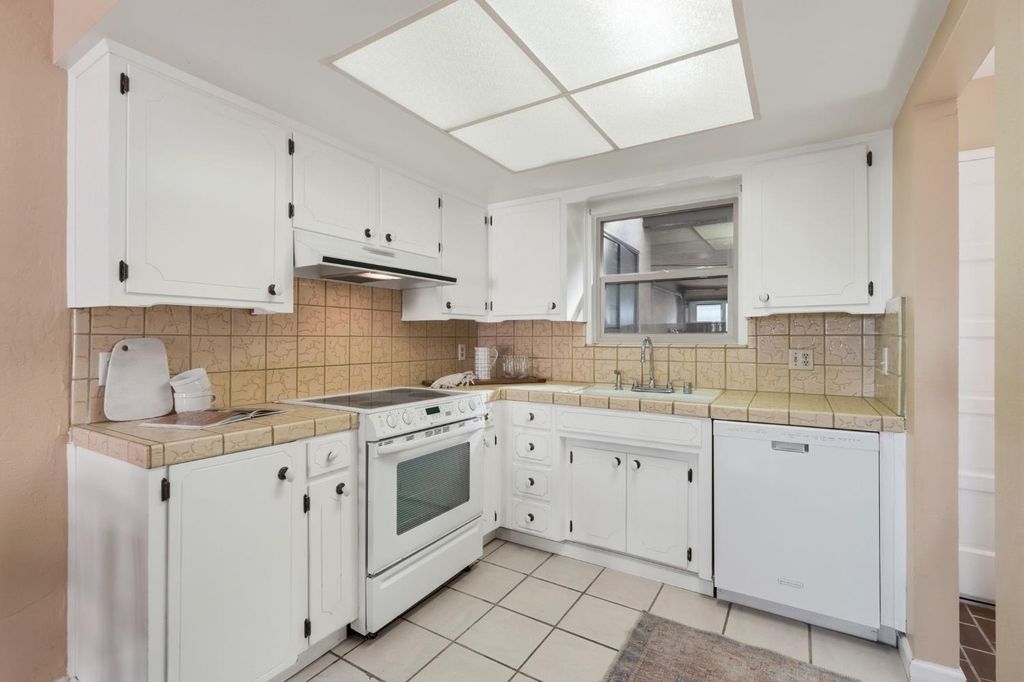 Image 12 of property listing at 1142 N Gem Street, Tulare, CA 93274