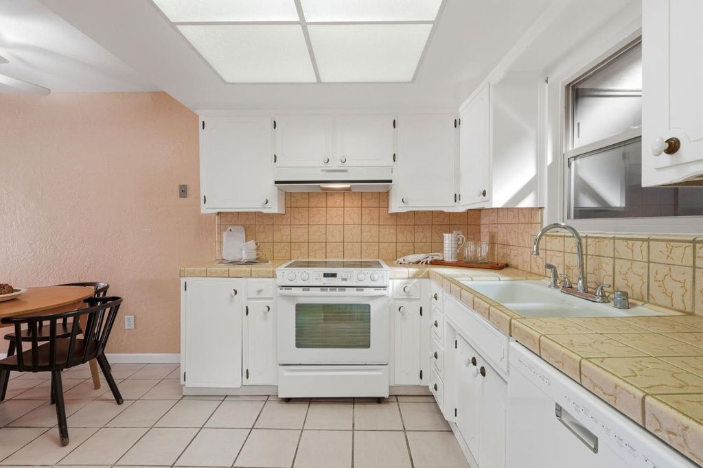 Image 13 of property listing at 1142 N Gem Street, Tulare, CA 93274