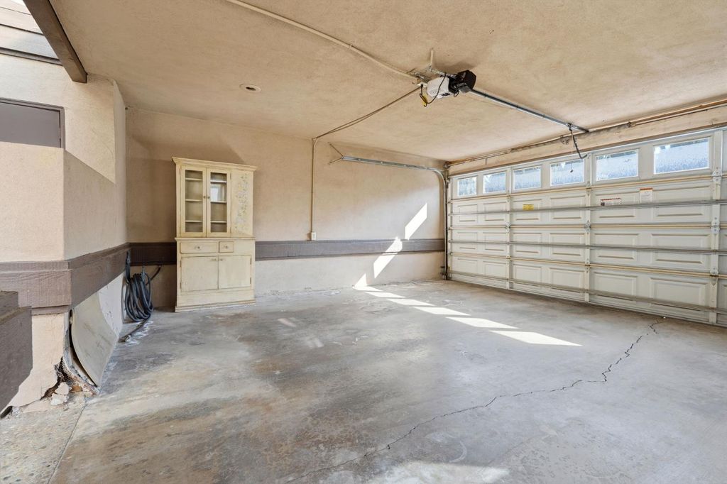 Image 24 of property listing at 1142 N Gem Street, Tulare, CA 93274