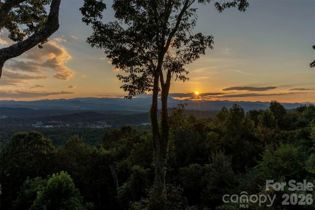 851 Sunlight Ridge Drive, Hendersonville, NC 28792