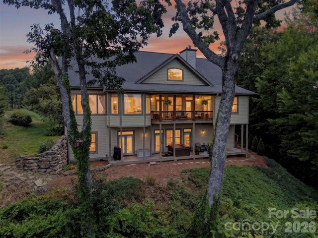 851 Sunlight Ridge Drive, Hendersonville, NC 28792