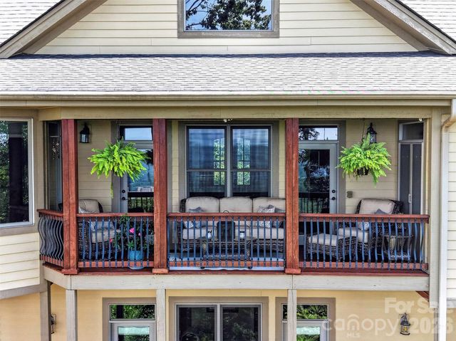 851 Sunlight Ridge Drive, Hendersonville, NC 28792