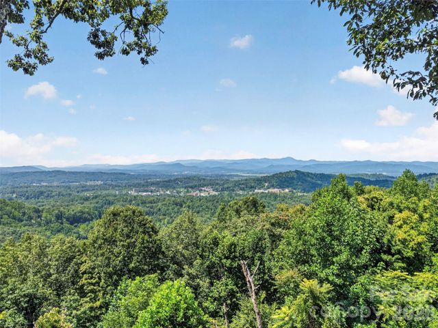 851 Sunlight Ridge Drive, Hendersonville, NC 28792