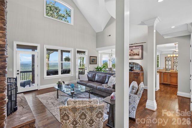 851 Sunlight Ridge Drive, Hendersonville, NC 28792