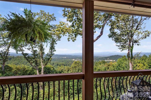 851 Sunlight Ridge Drive, Hendersonville, NC 28792