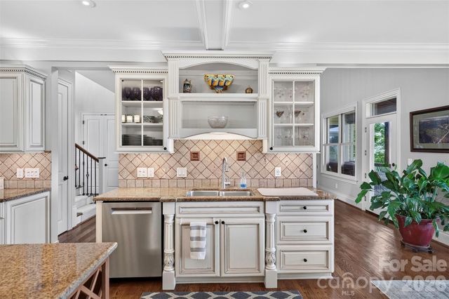 851 Sunlight Ridge Drive, Hendersonville, NC 28792