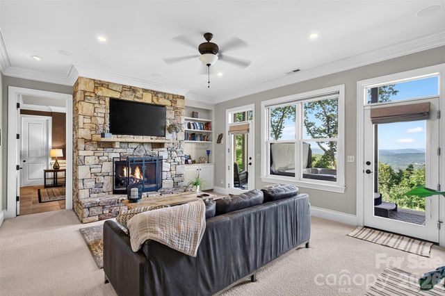 851 Sunlight Ridge Drive, Hendersonville, NC 28792