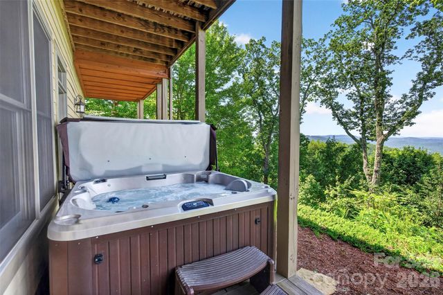851 Sunlight Ridge Drive, Hendersonville, NC 28792
