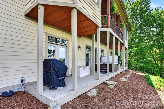 851 Sunlight Ridge Drive, Hendersonville, NC 28792