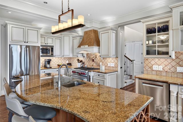 851 Sunlight Ridge Drive, Hendersonville, NC 28792