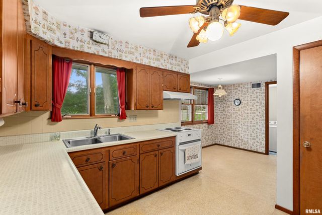 303 OAKWOOD Circle, Washington, IL 61571