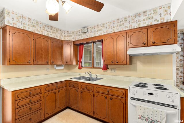 303 OAKWOOD Circle, Washington, IL 61571