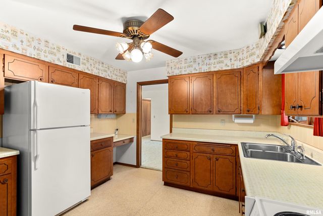 303 OAKWOOD Circle, Washington, IL 61571