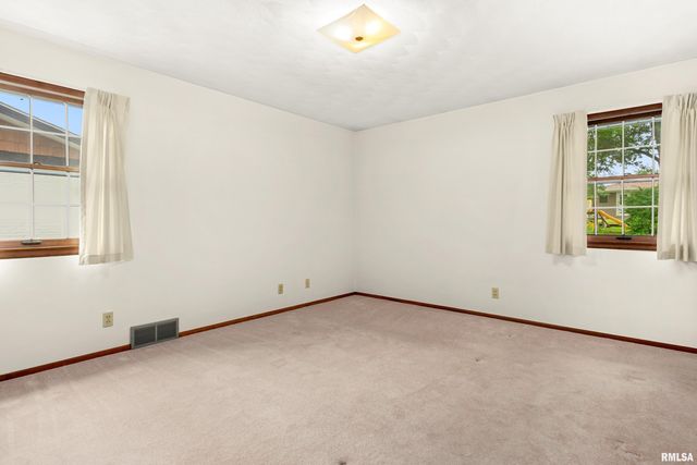 303 OAKWOOD Circle, Washington, IL 61571