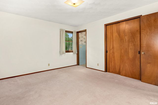 303 OAKWOOD Circle, Washington, IL 61571