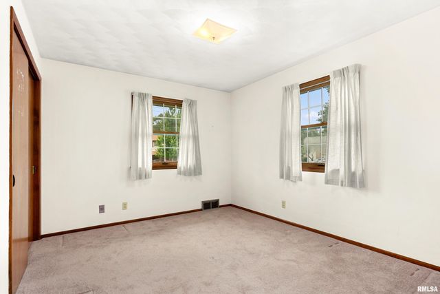 303 OAKWOOD Circle, Washington, IL 61571