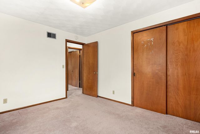303 OAKWOOD Circle, Washington, IL 61571